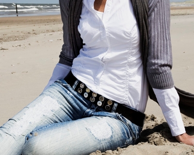 NOOSA Gürtel Classic Breit in schwarz zu Jeans am Strand